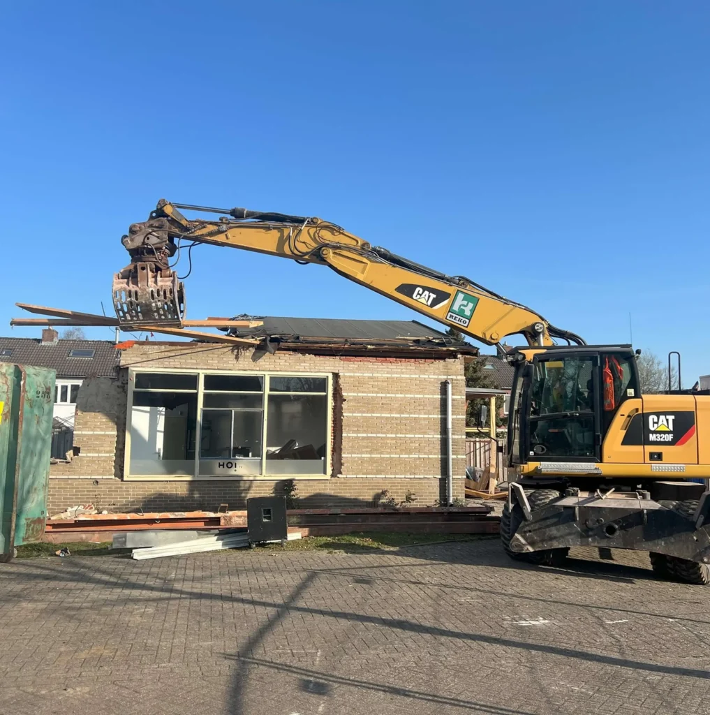Kraan sloopt een huis