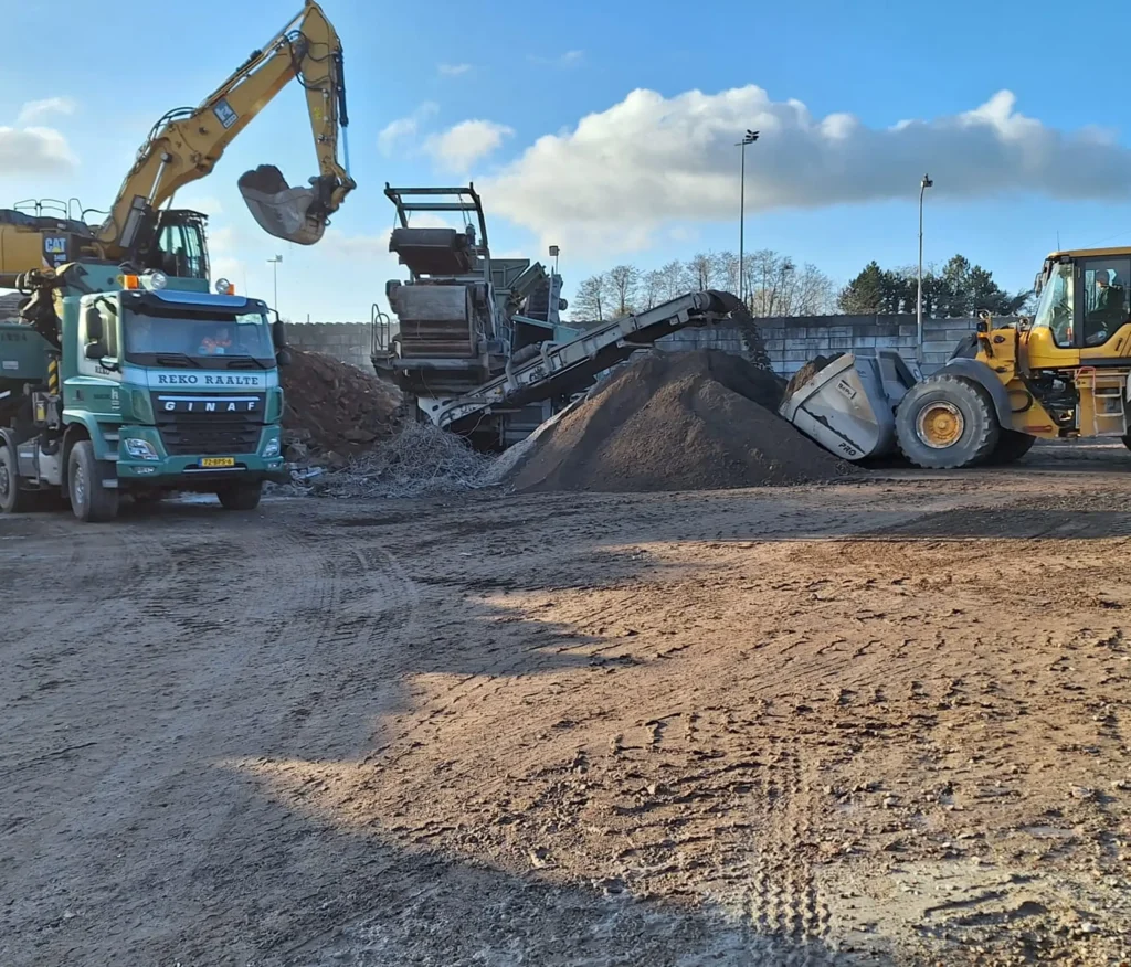 Graafmachine, vrachtwagen en shovel bij de zeefinstallatie van REKO Raalte