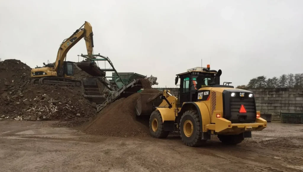 Bulldozer die zand verplaatst