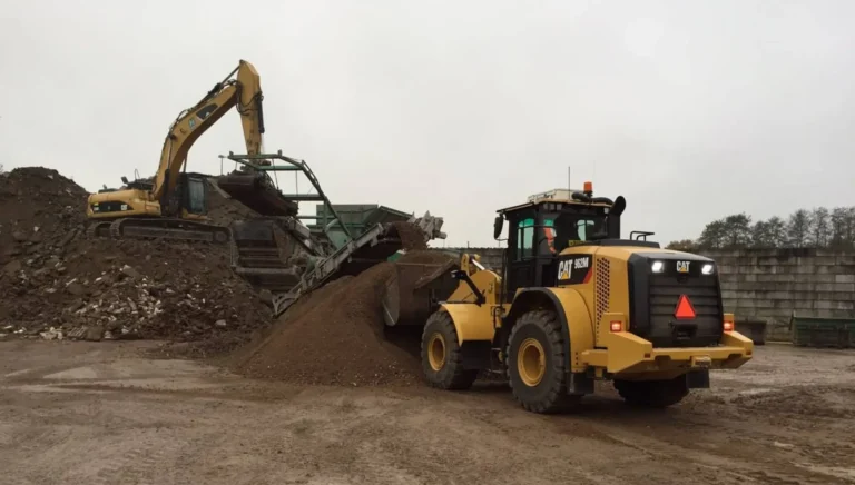 Bulldozer die zand verplaatst