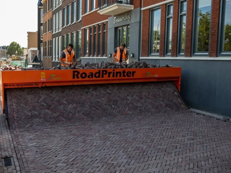 Roadprinter legt klinkerbestrating