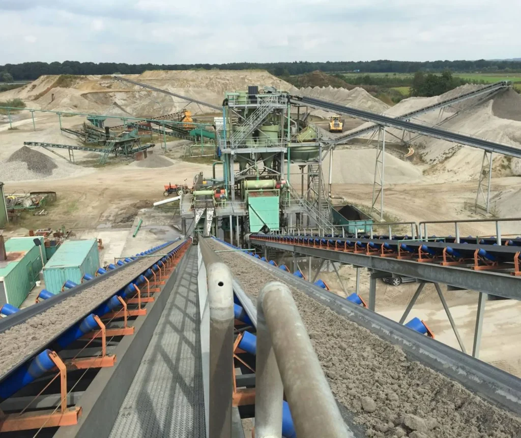 Luchtfoto van een zandgroeve met transportbanden
