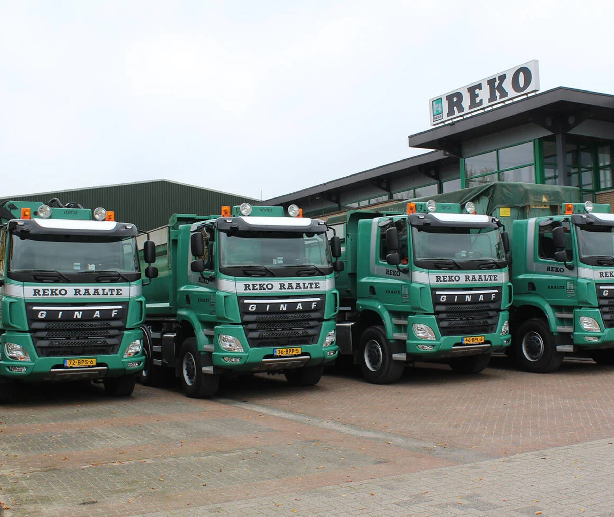 Vier Trucks Voor Het Reko Pand