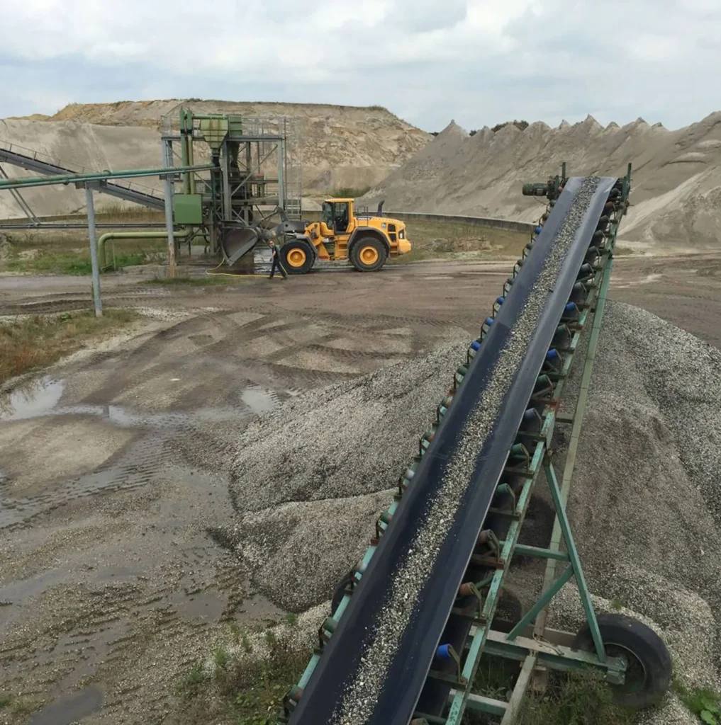 Zandwinning van REKO Raalte met lopende band, shovel en zeefinstallatie