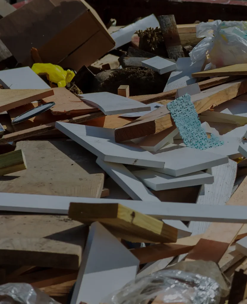 Bouw- en sloopafval met houten planken, plaatmateriaal en puin