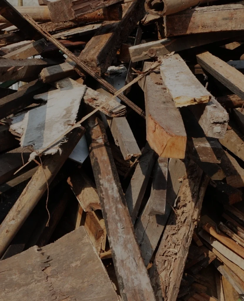 C-hout en tuinhout met verweerde planken en balken