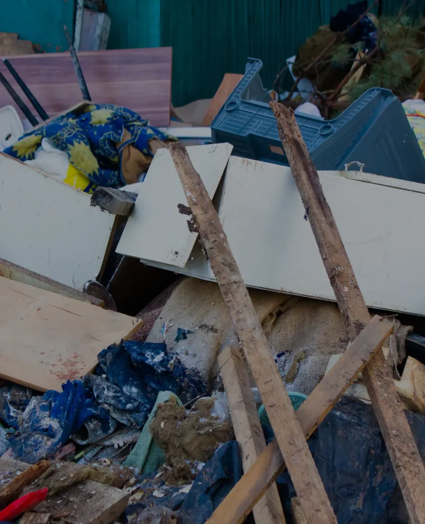 Huishoudelijk afval met plastic, hout en gemengde materialen